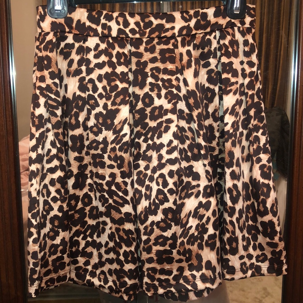 Pleated Leopard Print Skirt